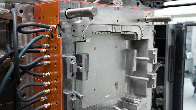 Metall­umspritzen: Insert Molding