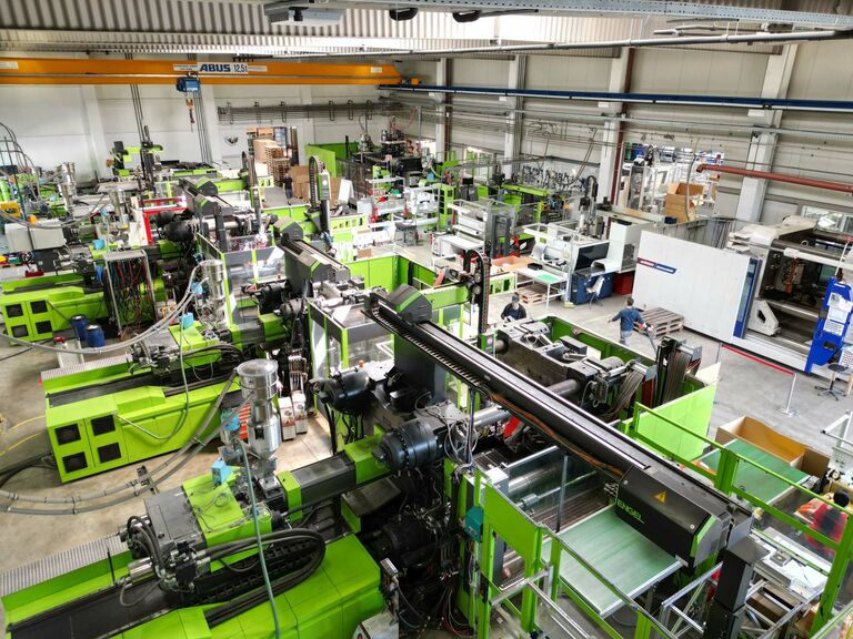 Maschinenhalle Ansicht von schräg oben mit grün lackierten Automationsmaschinen